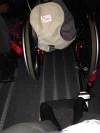 fixation de fauteuil par des ceintures de sécurité non conformes et manque de fixation